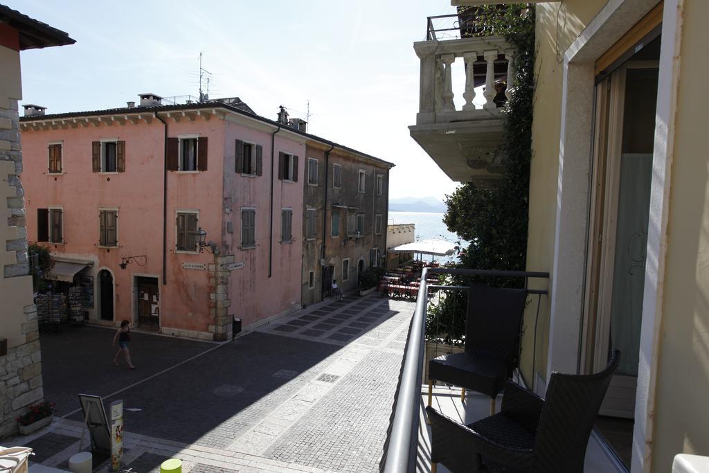 Appartamenti Piazza Umberto I Torri Del Benaco Oda fotoğraf