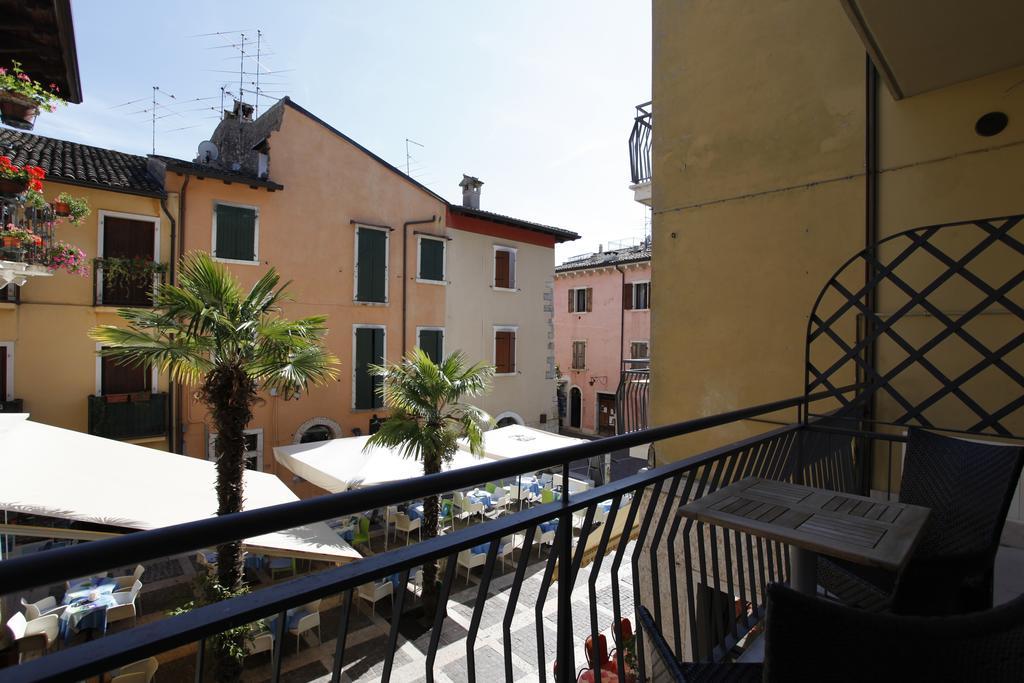 Appartamenti Piazza Umberto I Torri Del Benaco Oda fotoğraf