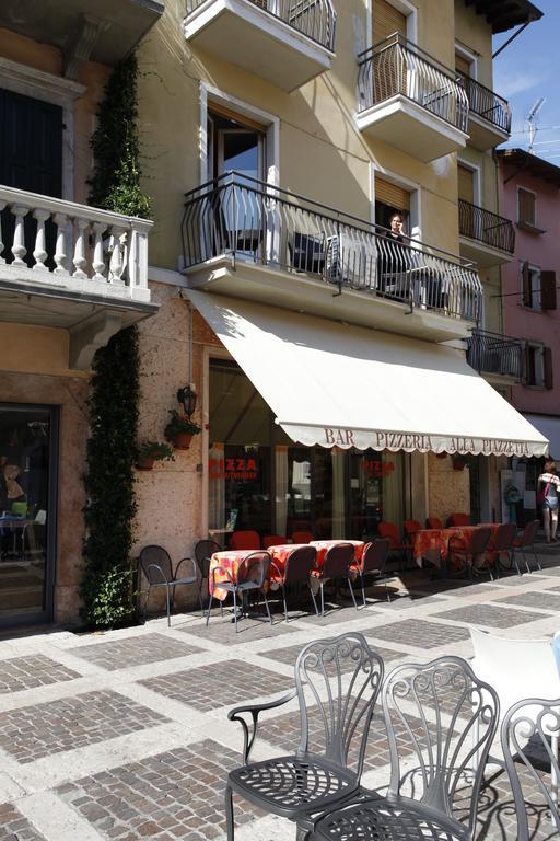 Appartamenti Piazza Umberto I Torri Del Benaco Oda fotoğraf