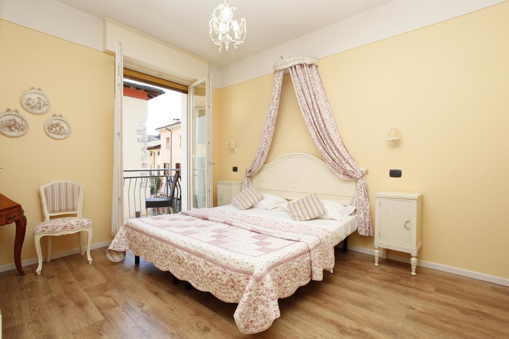Appartamenti Piazza Umberto I Torri Del Benaco Oda fotoğraf